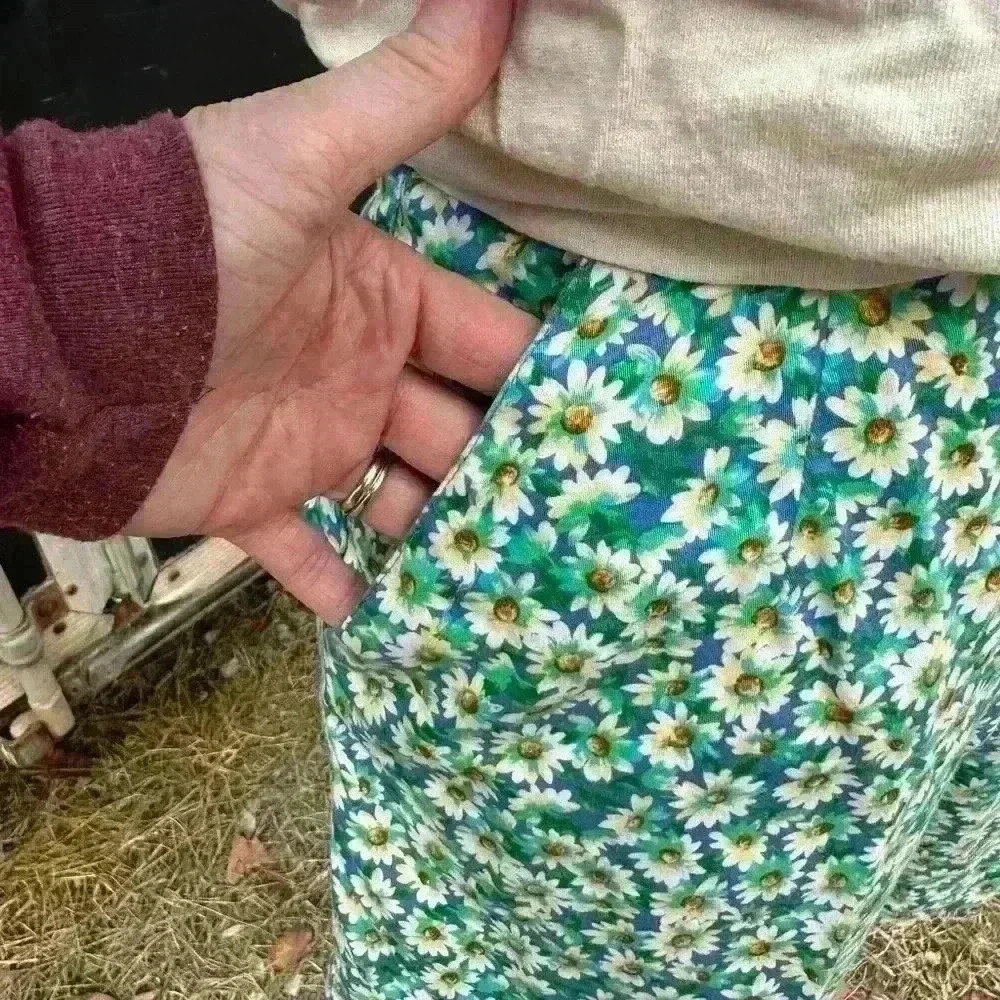 Lizsport shorts. Vintage. Granny Core. Floral. Pockets - Picture 4 of 7